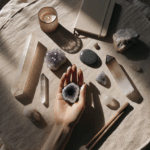 Main avec améthyste et obsidienne, méditation et ancrage
